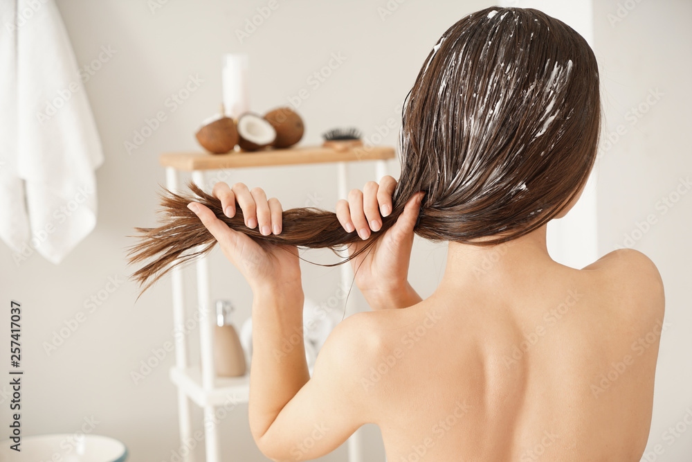 浴室里用椰子油做头发的女人