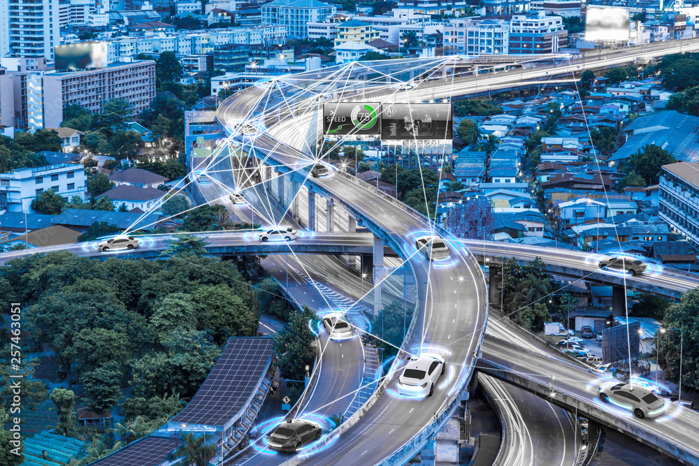 带自动传感器的智能汽车通过无线连接在大都市行驶