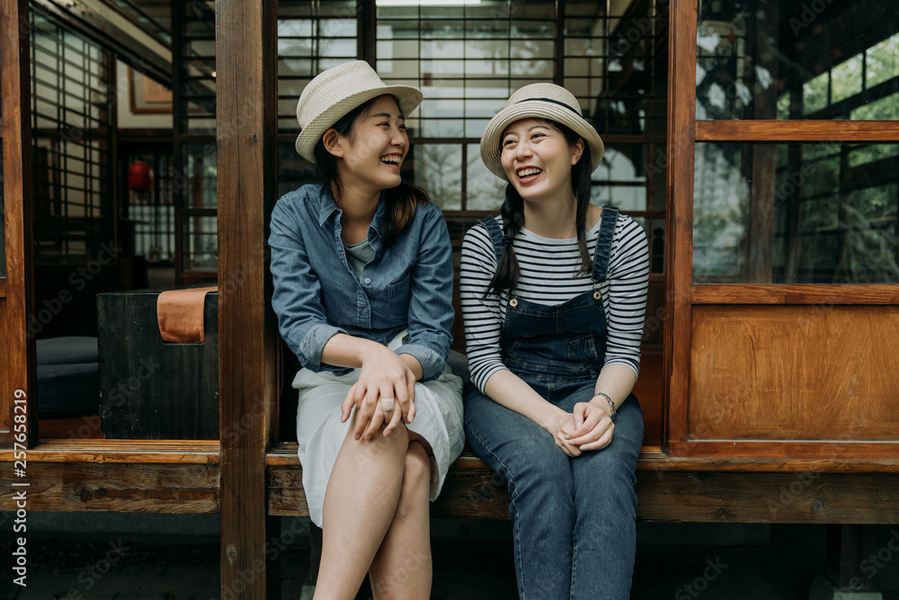 两位亚洲女性朋友在大阪旅行，在日本传统的房子里享受生活方式。快乐