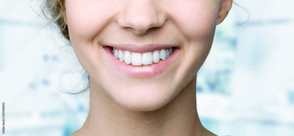 年轻清新的女人拥有健康洁白的牙齿，笑容灿烂。与世隔绝