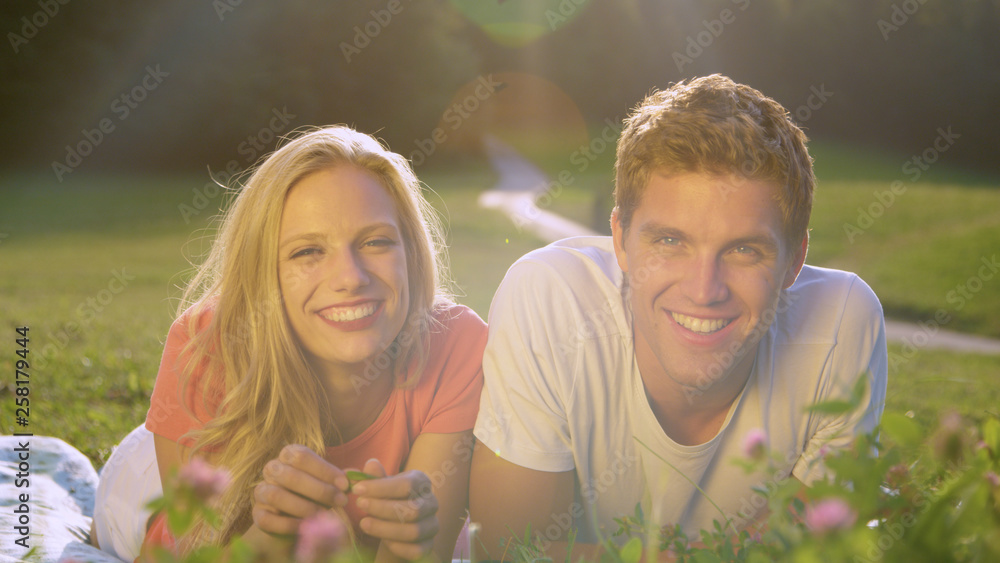 肖像：一对快乐的高加索夫妇在田园诗般阳光明媚的大自然中拍摄了一段视频。