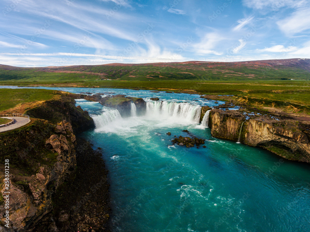 冰岛戈达福斯著名瀑布的鸟瞰景观。上帝的壮丽景观