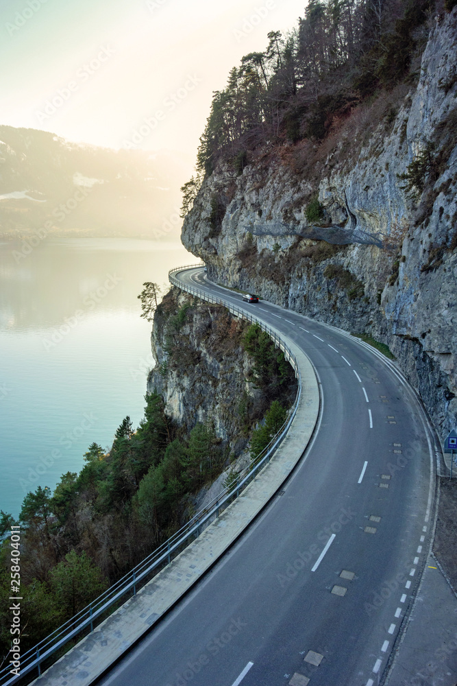 瑞士图恩湖山区公路
