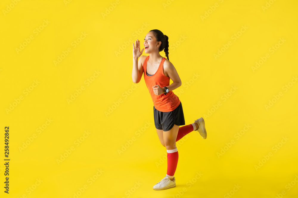 跑步者亚洲女播音员关于比赛的黄色背景新闻