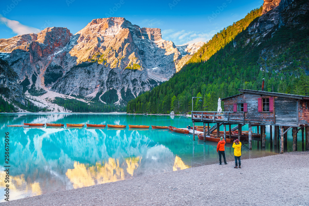 欧洲多洛米蒂，意大利，带绿松石山湖的夏季高山景观