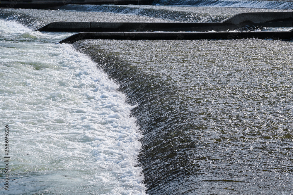 筑坝或流水的能量，水电概念图。