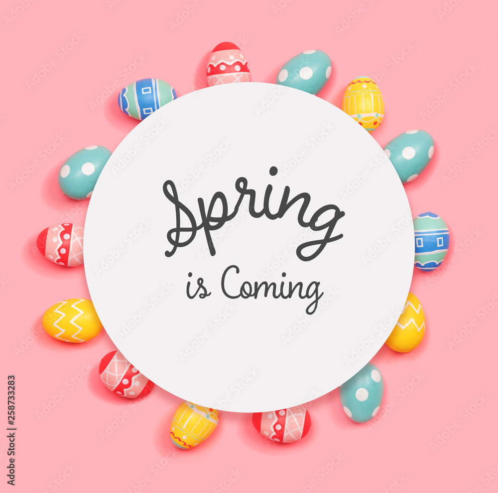 复活节彩蛋圆形框架的春天即将到来