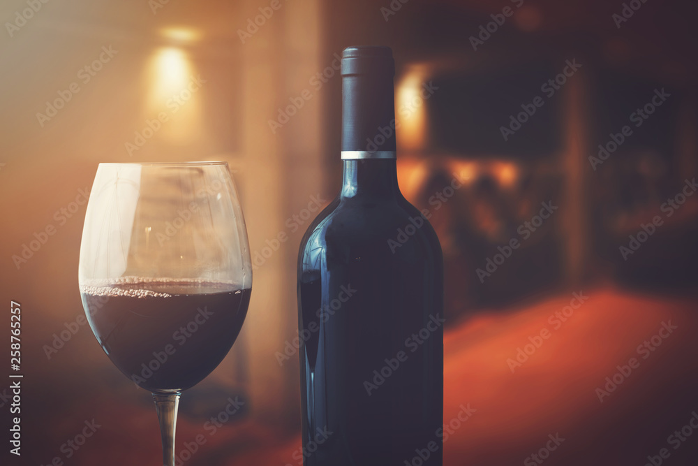 酒窖里的酒瓶和玻璃杯