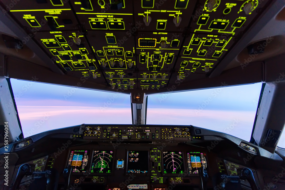 从飞机驾驶舱的高空俯瞰美丽的黄昏日落天空。驾驶舱内可以看到fl
