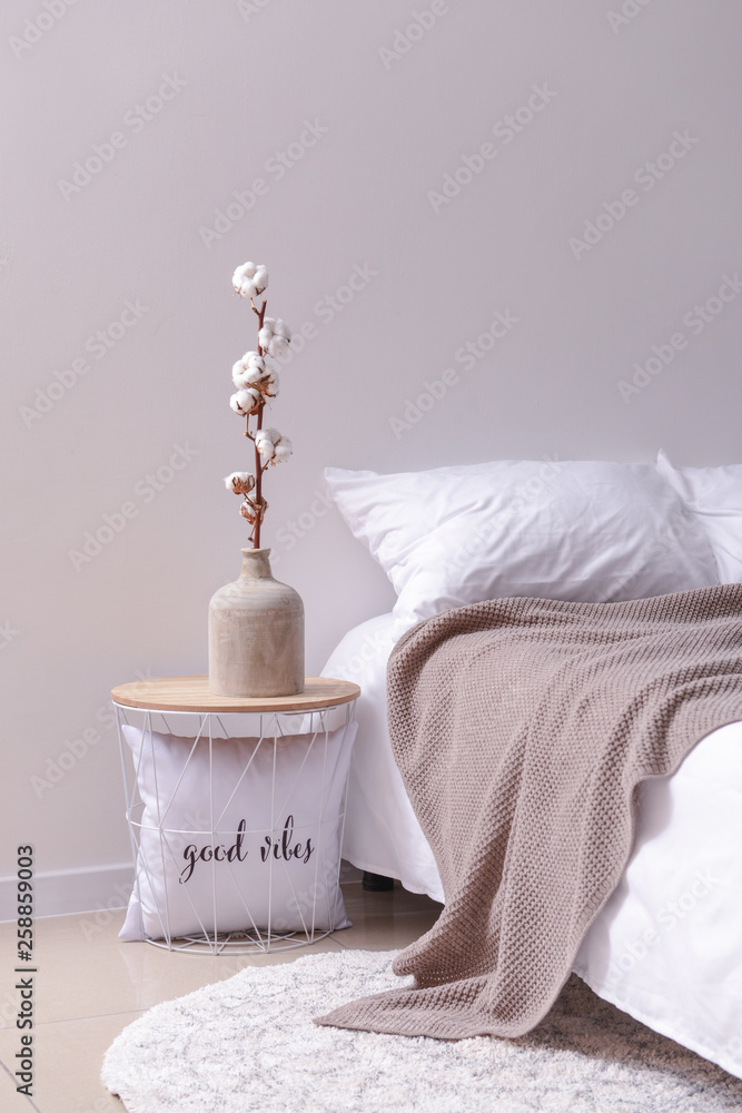 卧室桌子上的棉花花花瓶