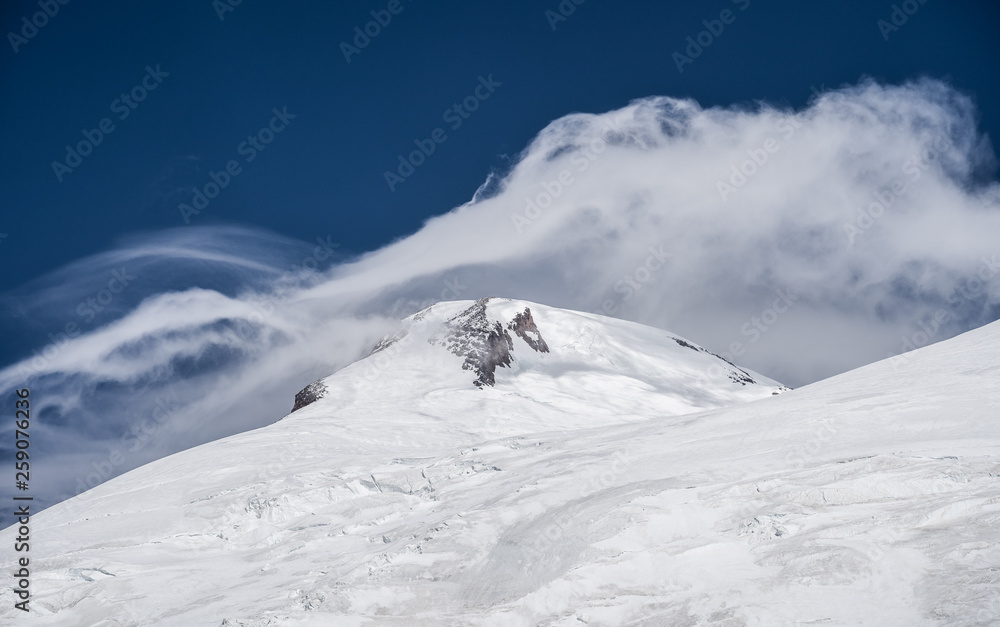 以蓝天为背景的高加索雪山或埃尔布鲁斯火山的惊人视角。
