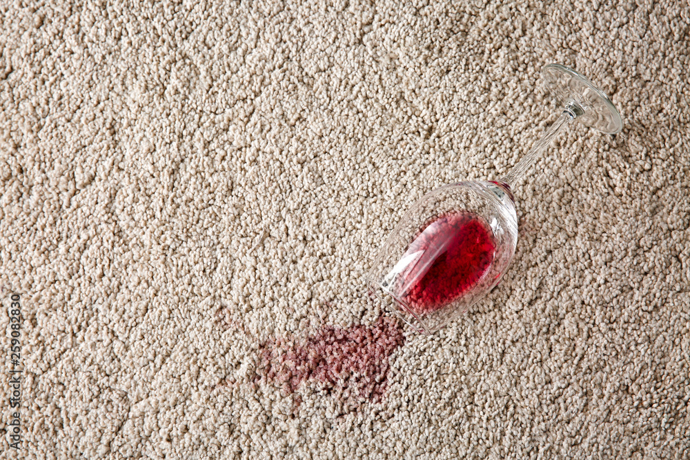 一杯葡萄酒洒在地毯上