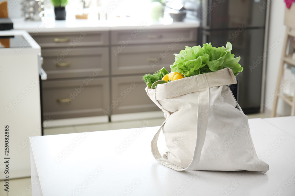 厨房餐桌上有新鲜蔬菜的环保袋