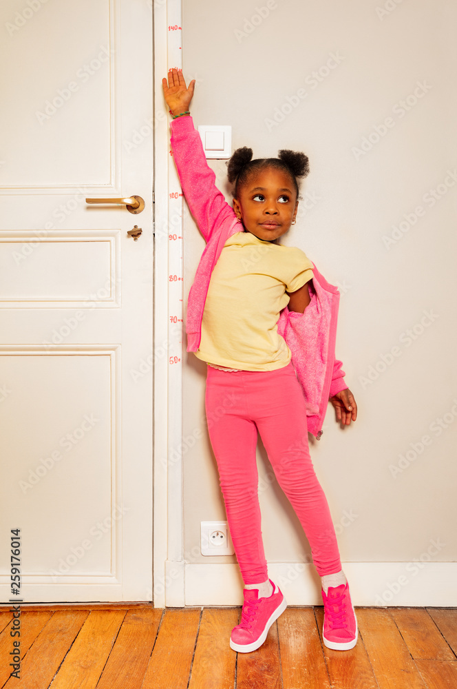 黑人小女孩试图在门上爬得更高