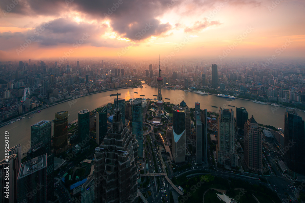 浦东和黄浦江摩天大楼的鸟瞰图。中国上海。