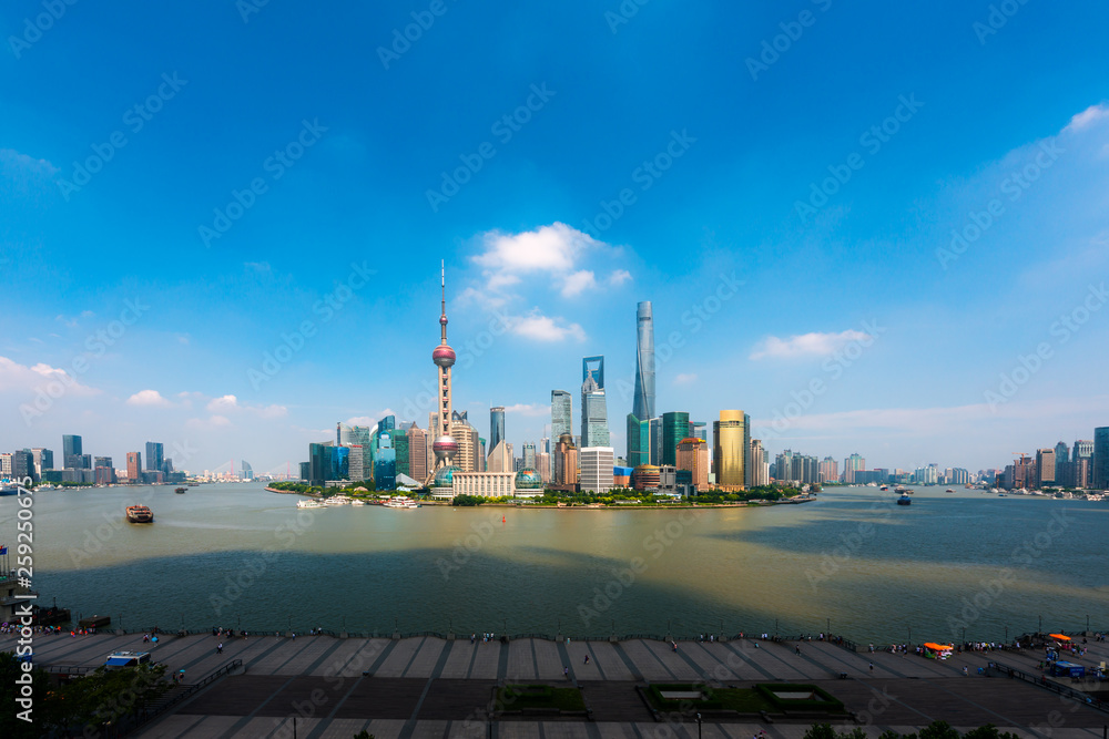 中国上海黄浦江天际线鸟瞰图。