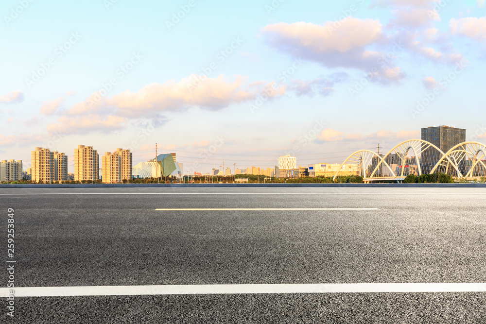 日落时分，上海的沥青道路和城市天际线与桥梁建设