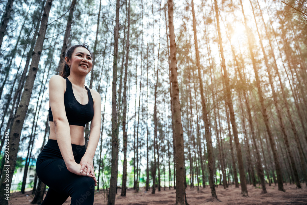 亚洲女孩周末在一片郁郁葱葱的松林里锻炼。运动女孩和李娜