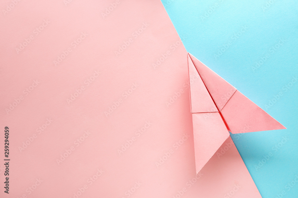 彩色背景纸飞机。旅行概念