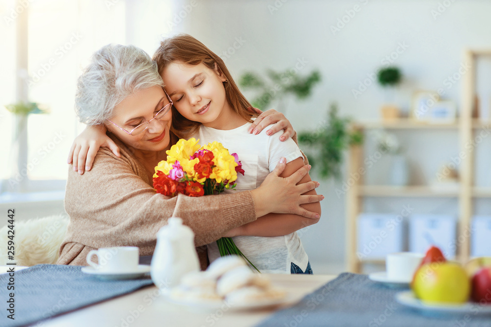 母亲节快乐！孙女送花祝贺祖母节日快乐。