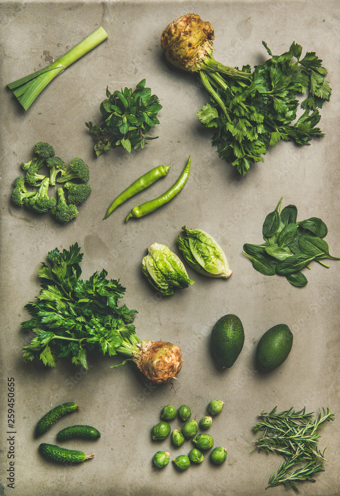 健康素食沙拉配料布局。不同绿色蔬菜和香草在灰色c上的平面布局
