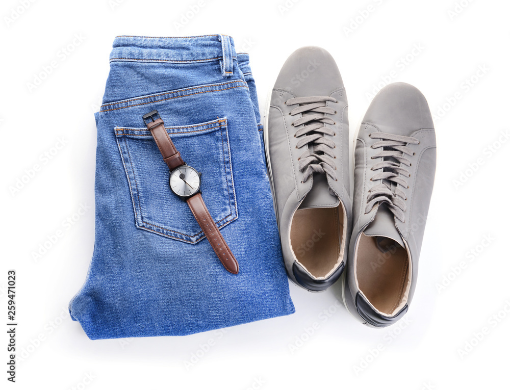 白底牛仔裤、手表和鞋子