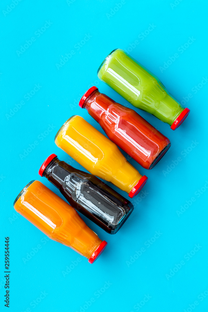 蓝色背景俯视模型上的减肥饮料用瓶装蔬菜和果汁