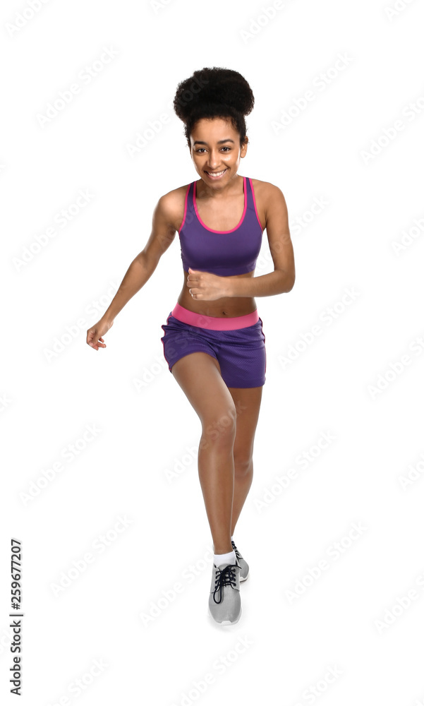 在白人背景下奔跑的运动型非裔美国女性