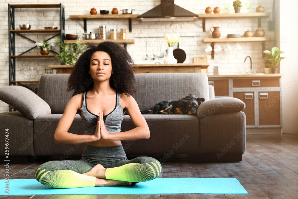 运动型非裔美国女性在家练习瑜伽