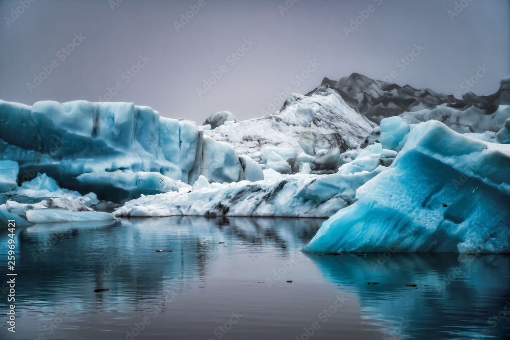 Jokursarlon的冰山冰岛美丽的冰川泻湖。Jokulsarlon是著名的旅游目的地