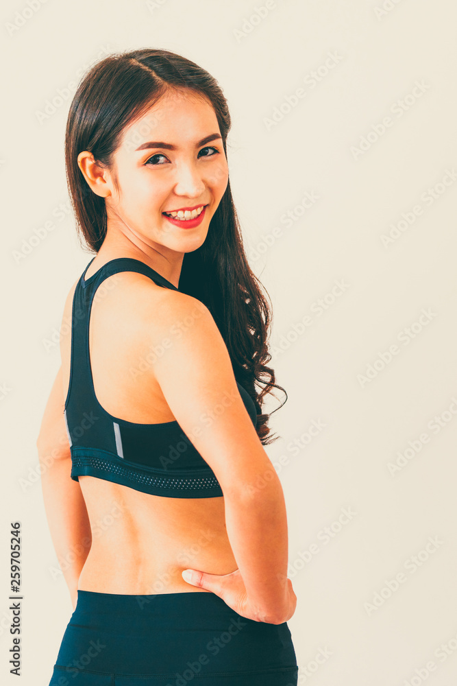 强壮自信的亚洲女性在健身馆。健康的生活方式理念。