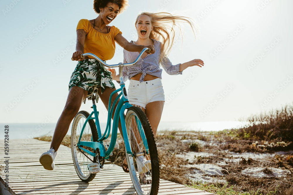 快乐的女孩骑自行车玩得很开心