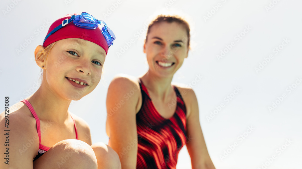 带游泳教练的微笑女孩