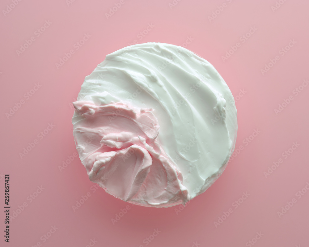 白色和粉色化妆品霜
