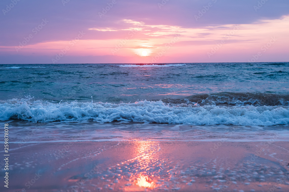 美丽的海景与即将到来的海浪日落的天空