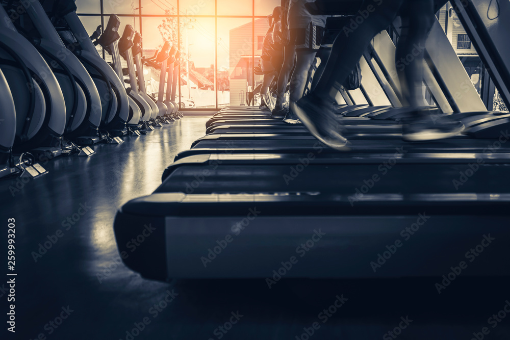 近距离在跑步机上跑步的人健身健身房健康理念