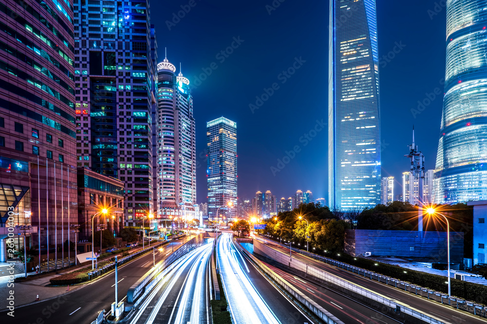 城市夜景建筑街道和模糊车灯……