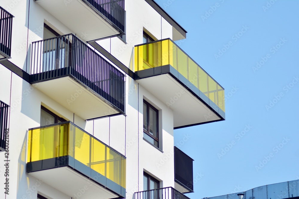现代欧洲公寓建筑群。现代住宅公寓楼的碎片。