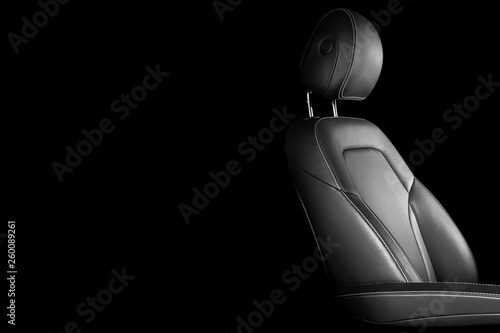 现代豪华轿车真皮内饰。部分皮革汽车座椅细节与白色缝合。室内