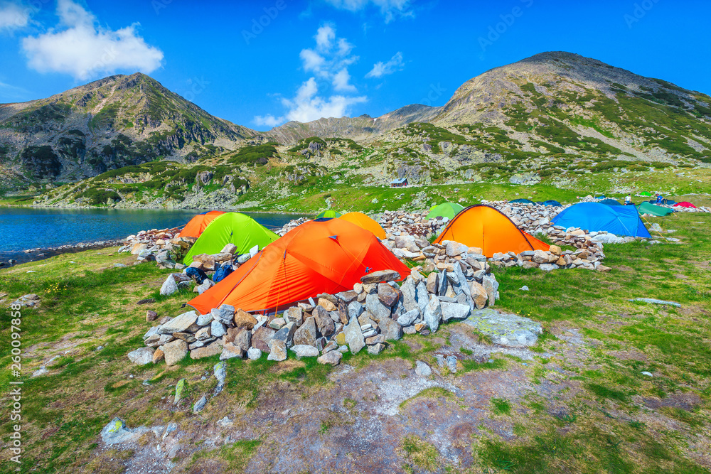 罗马尼亚高山湖泊附近五颜六色的露营帐篷