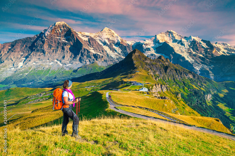 带背包客徒步旅行者的曼利岑旅游站，格林德瓦尔德，瑞士，欧洲