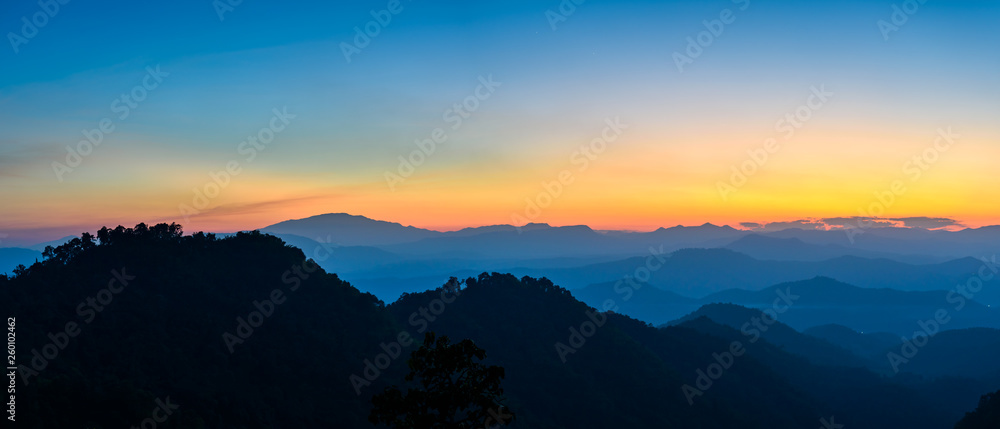 泰国清迈，日落天空中的壮丽山脉景观，云雾缭绕