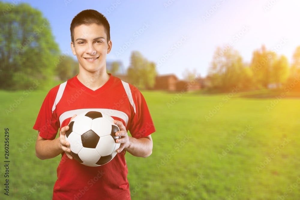 白底青年男子足球运动员