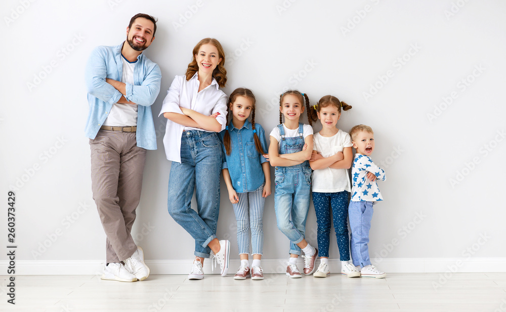白人背景下的大家庭母亲、父亲和孩子的儿子和女儿