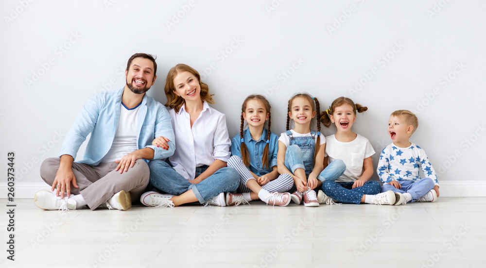 白人背景下的大家庭母亲、父亲和孩子的儿子和女儿