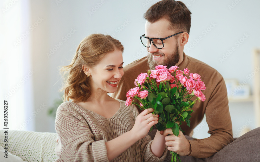 幸福恩爱的一对。丈夫在家送妻子鲜花。