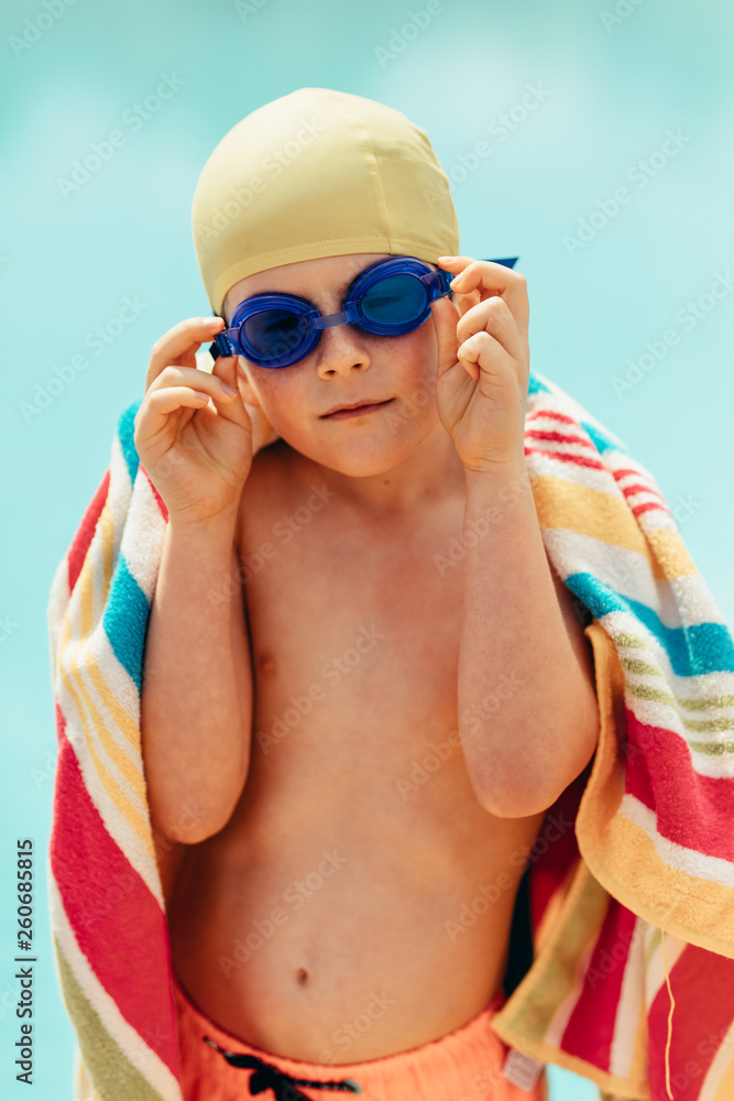 男孩上完游泳课后身体干燥