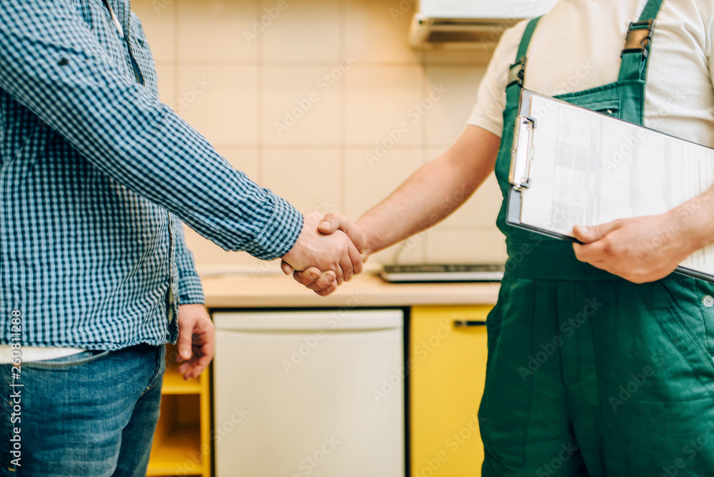 修理工和客户握手，勤杂工