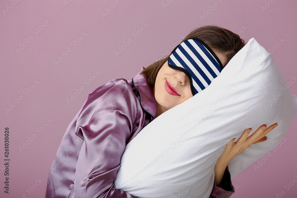 彩色背景上戴着口罩和枕头的瞌睡虫