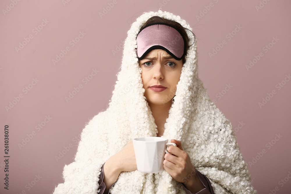 戴着睡眠面罩、喝着咖啡、背景是格子花纹的压力重重的女人